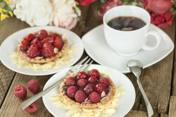 Tartelettes auf einer Kaffeetafel