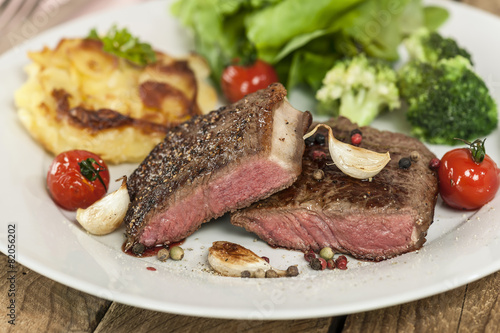 &amp;quot;Rumpsteak auf Teller angerichtet mit Beilagen&amp;quot; Stockfotos und ...