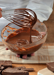 Cocinero preparando y mezclando chocolate