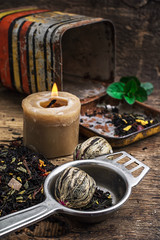 tea brew with lime and mint on wooden background