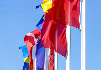 Fahnen flattern im Wind vor blauem Himmel © Dieter Pregizer
