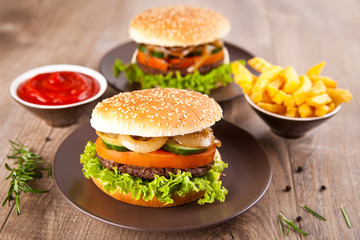 Hamburger mit Pommes Frites und Ketchup