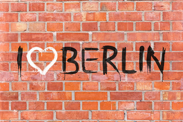 Graffiti &quot J& 39 aime Berlin&quot  rendu sur un fond de mur