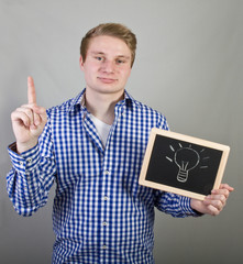 Junger Schüler überlegt