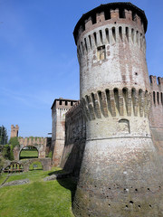 Fototapeta na wymiar torre circolare e fossato - Soncino