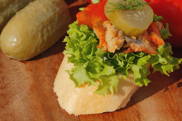Baguette, Heringsfilet, Tomatensauce, Salat, Gemüse
