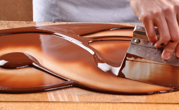 Cocinero preparando crema de chocolate derretido.