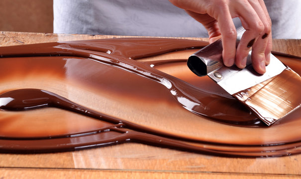 Cocinero mezclando y preparando chocolate.