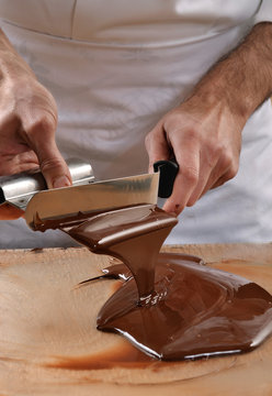 Cocinero preparando crema de chocolate derretido