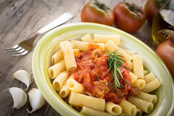Maccheroni sugo e salsiccia