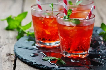  Rode cocktail met munt en ijs © nolonely