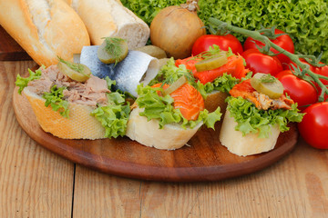 Fischsnacks, Hering, Lachs, Thunfisch, Baguette, Tomaten, Salat