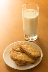 cookies and glass of fresh milk on the table..Код изобр