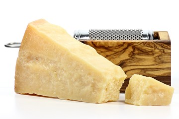 italienischer Grana Padano Käse mit Reibe isoliert auf weißem Hintergrund © Björn Wylezich