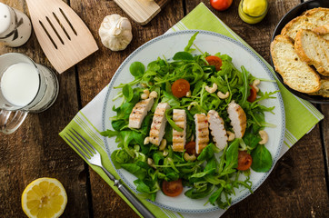 Arugula and lamb's lettuce with grilled chiken