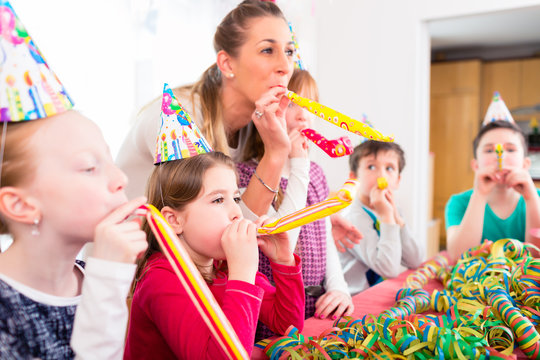 Kinder feiern Geburtstag mit Luftschlangen