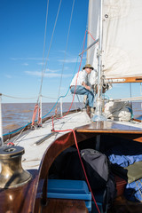 Obraz premium Senior retired sailing Buenos Aires River to Uruguay. Sport free