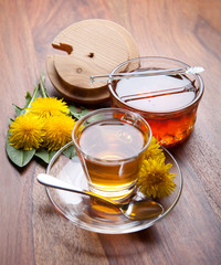 Kräutertee und Honig aus Löwenzahn auf rustikalem Holztisch