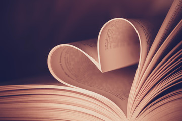 Strona książki serca - zdjęcia w stylu vintage - 82082403