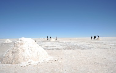 Fototapeta na wymiar Salt production on the Uyuni salt flats