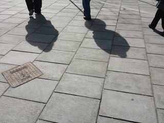 2 ombre che passeggiano