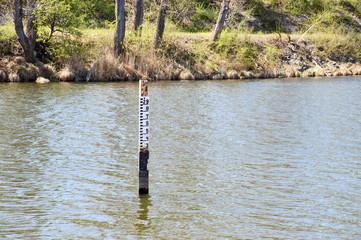 Wasserstandsmesser im See