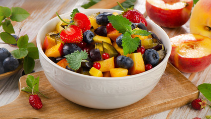 Fototapeta na wymiar Fresh healthy fruit salad