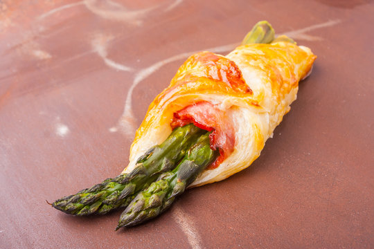 green asparagus baked in puff pastry
