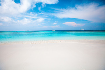 Fototapeta na wymiar white sand beach tropical sea