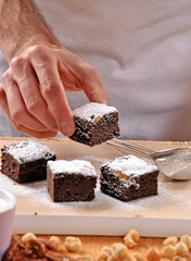Cocinero preparando brownies.