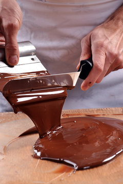 Cocinero preparando crema de chocolate derretido