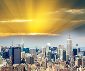 Obraz premium Sunset over Manhattan - New York City aerial view