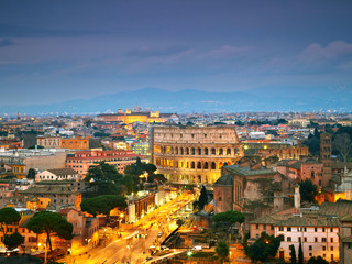 Naklejka premium Koloseum w Rzymie po zachodzie słońca z Citylight
