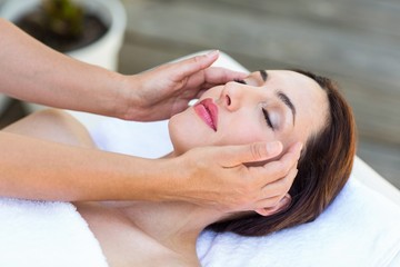 Obraz na płótnie Canvas Brunette receiving head massage