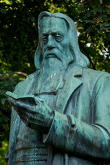 Fototapeta na wymiar Statue eines lesenden Mannes