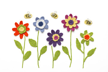 gehäkelte Blumen mit Bienen