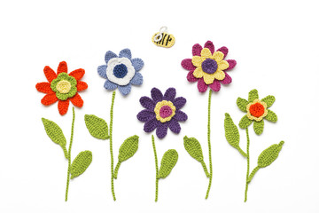 gehäkelte Blumen mit Biene
