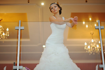 bride with tiara pose at the restauraunt