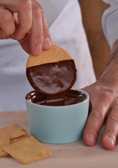 Huntando una galleta con crema de chocolate.preparando biscocho de chocolate.