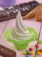 Helado de crema de vainilla con fresas y chocolate.