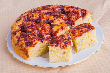 Yeast cake witch raspberies jam