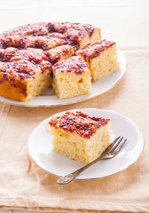 Yeast cake witch raspberies jam