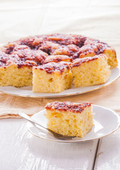 Yeast cake witch raspberies jam