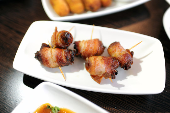 Tapas im Restaurant: Datteln im Speckmantel
