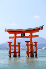 Obraz premium Czerwone święte torii Itsukushima Shrine na morzu podczas przypływu, jap