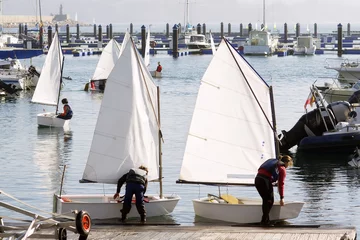 Crédence de cuisine en verre imprimé Naviguer children learn to sail on optimist sailboat in Galicia Spain