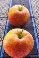 Two apples on the cloth