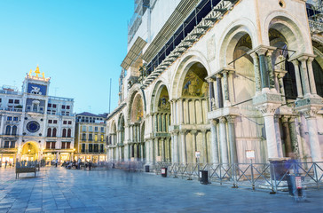Naklejka premium VENICE - APRIL 6, 2014: Tourists enjoy St Mark Square on a sprin