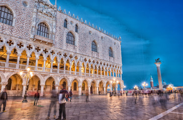 Fototapeta premium Venice night lights in St Mark Square