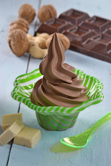 Cono de crema de helado de chocolate e ingredientes. 